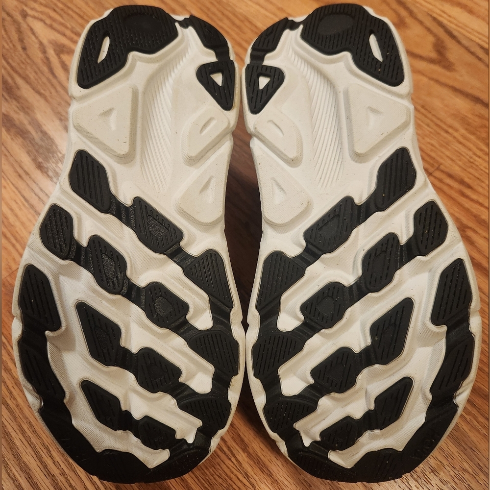 Hoka Clifton 9 WIDE Sz 7 Black and White Athletic Shoes - Picture 5 of 6